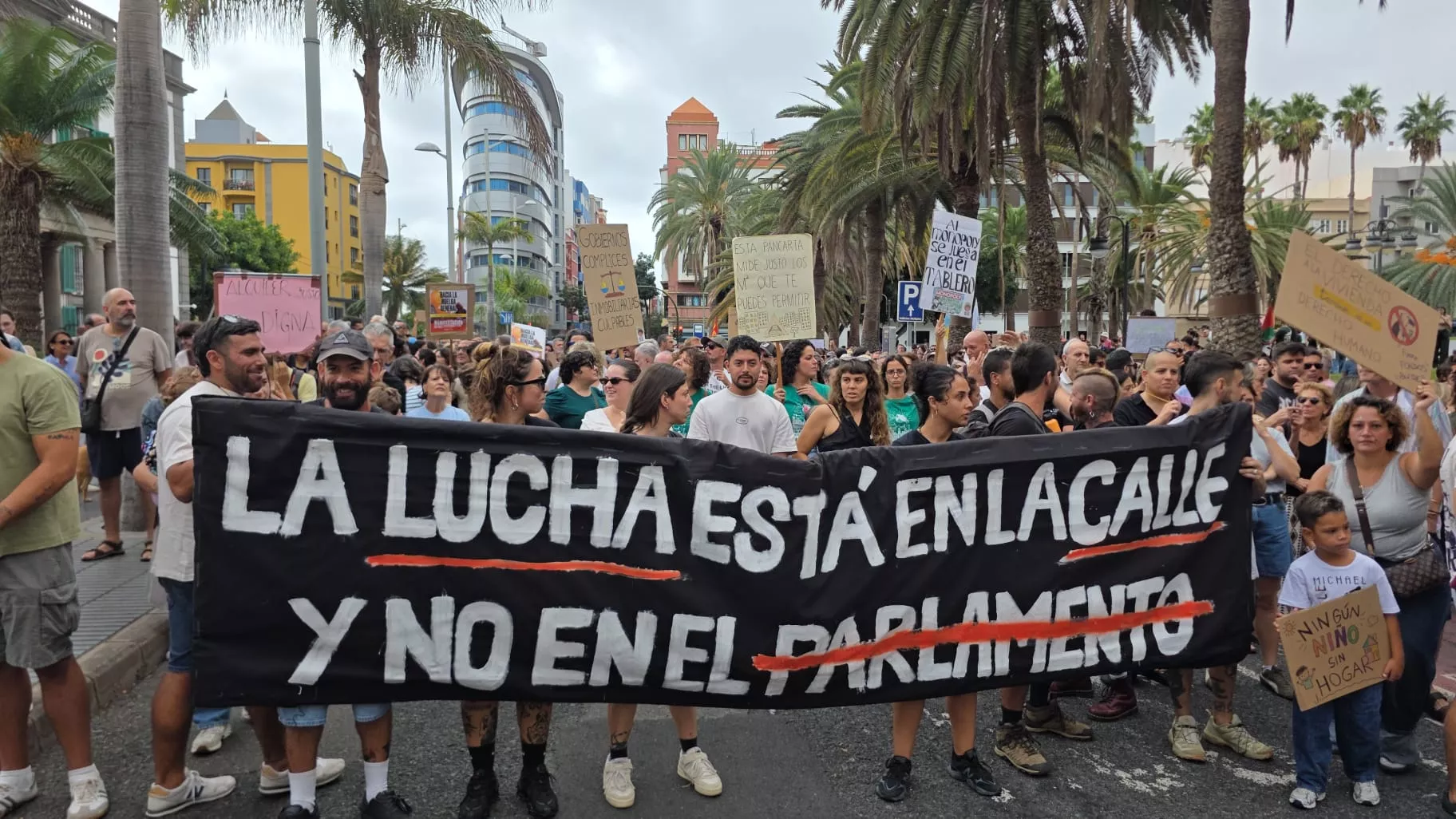 Las manifestación por la vivienda, a su salida en Las Palmas de Gran Canaria. / ALBERTO LEY - ATLÁNTICO HOY 