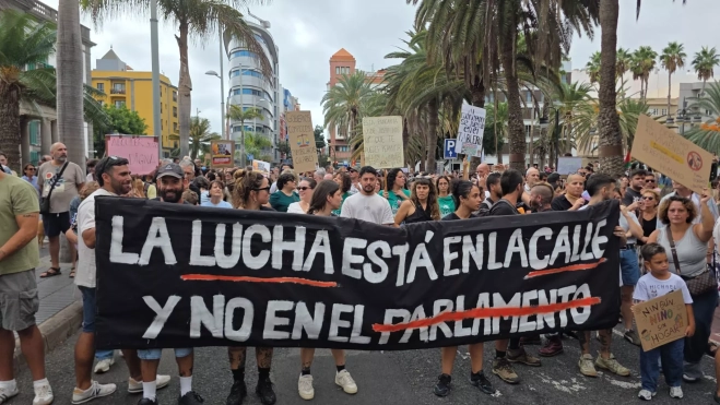 Las manifestación por la vivienda, a su salida en Las Palmas de Gran Canaria. / ALBERTO LEY - ATLÁNTICO HOY Las manifestación por la vivienda, a su salida en Las Palmas de Gran Canaria. / ALBERTO LEY - ATLÁNTICO HOY
