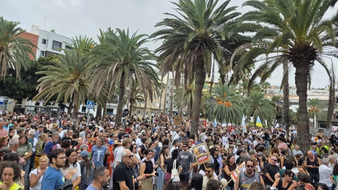 La manifestación de Las Palmas de Gran Canaria poco antes de iniciar su marcha. / ALBERTO LEY - ATLÁNTICO HOY La manifestación de Las Palmas de Gran Canaria poco antes de iniciar su marcha. / ALBERTO LEY - ATLÁNTICO HOY