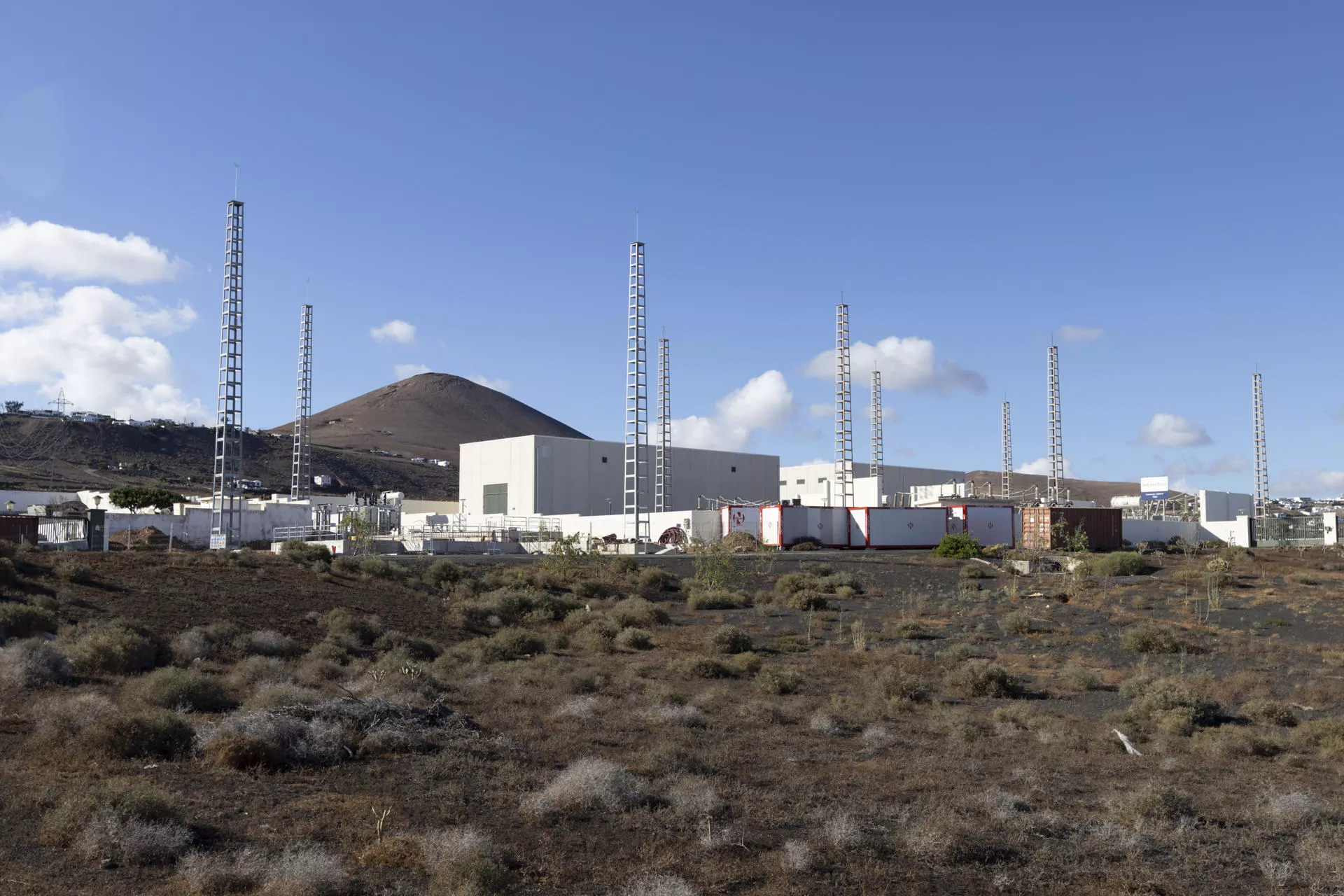 Vista de subestación eléctrica de Macher, Lanzarote, donde se ha producido este sábado el apagón que ha afectado a toda la isla de Lanzarote. / EFE - ADRIEL PERDOMO