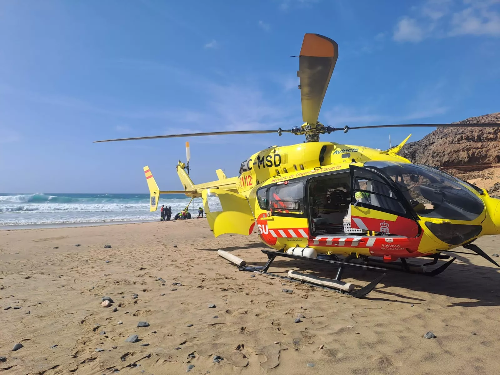 Helicóptero del 112 realizando un rescate en Fuerteventura. / 112 CANARIAS