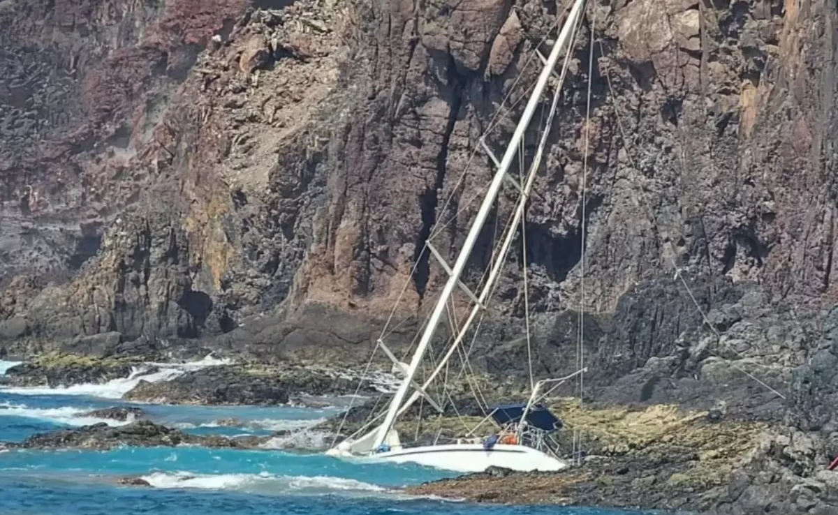 El velero Pepper Sauce, encallado junto a la costa de Sardina, en Gáldar. / AYUNTAMIENTO DE GÁLDAR