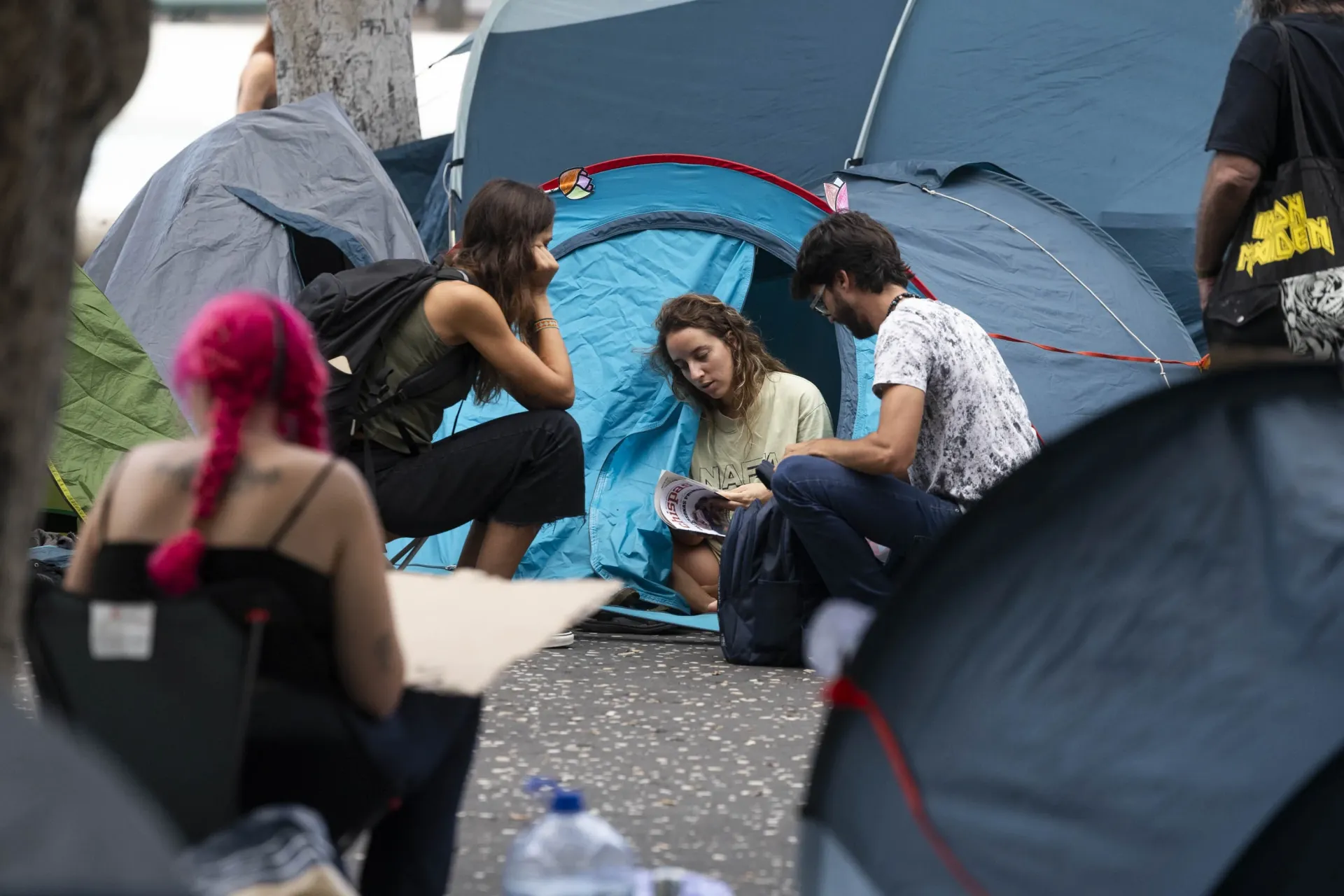 Participantes en la acampada por la vivienda que ha comenzado en Santa Cruz de Tenerife. / EFE - MIGUEL BARRETO