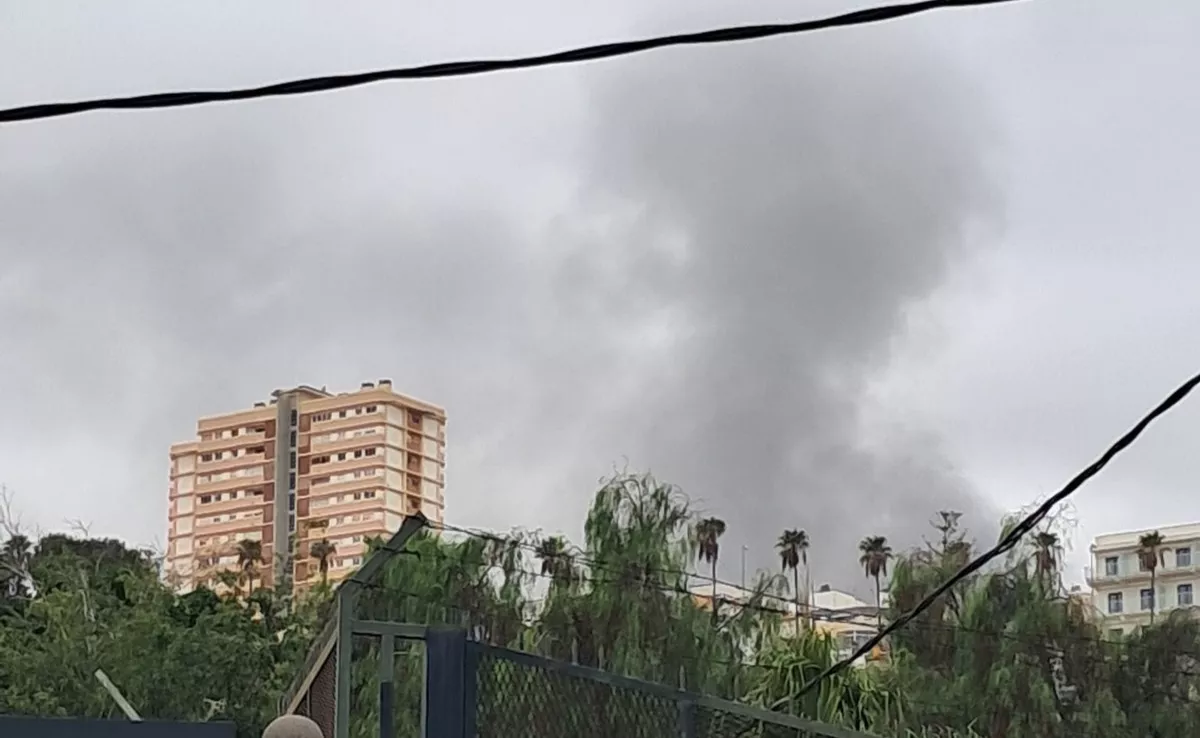 Imagen del humo a causa del incendio de una vivienda abandonada en Las Palmas de Gran Canaria / ATLÁNTICO HOY