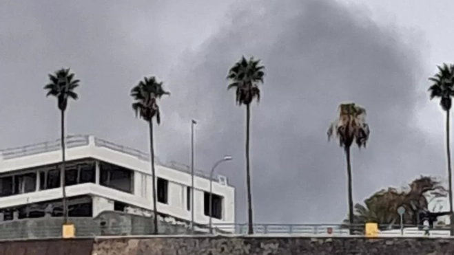 Imagen del humo a causa del incendio de una vivienda abandonada en Las Palmas de Gran Canaria / ATLÁNTICO HOY Imagen del humo a causa del incendio de una vivienda abandonada en Las Palmas de Gran Canaria / ATLÁNTICO HOY