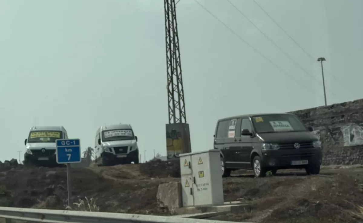 Vehículos anunciados para su venta junto a la GC-1, en el entorno del km 7 de Telde / ACONAUTO