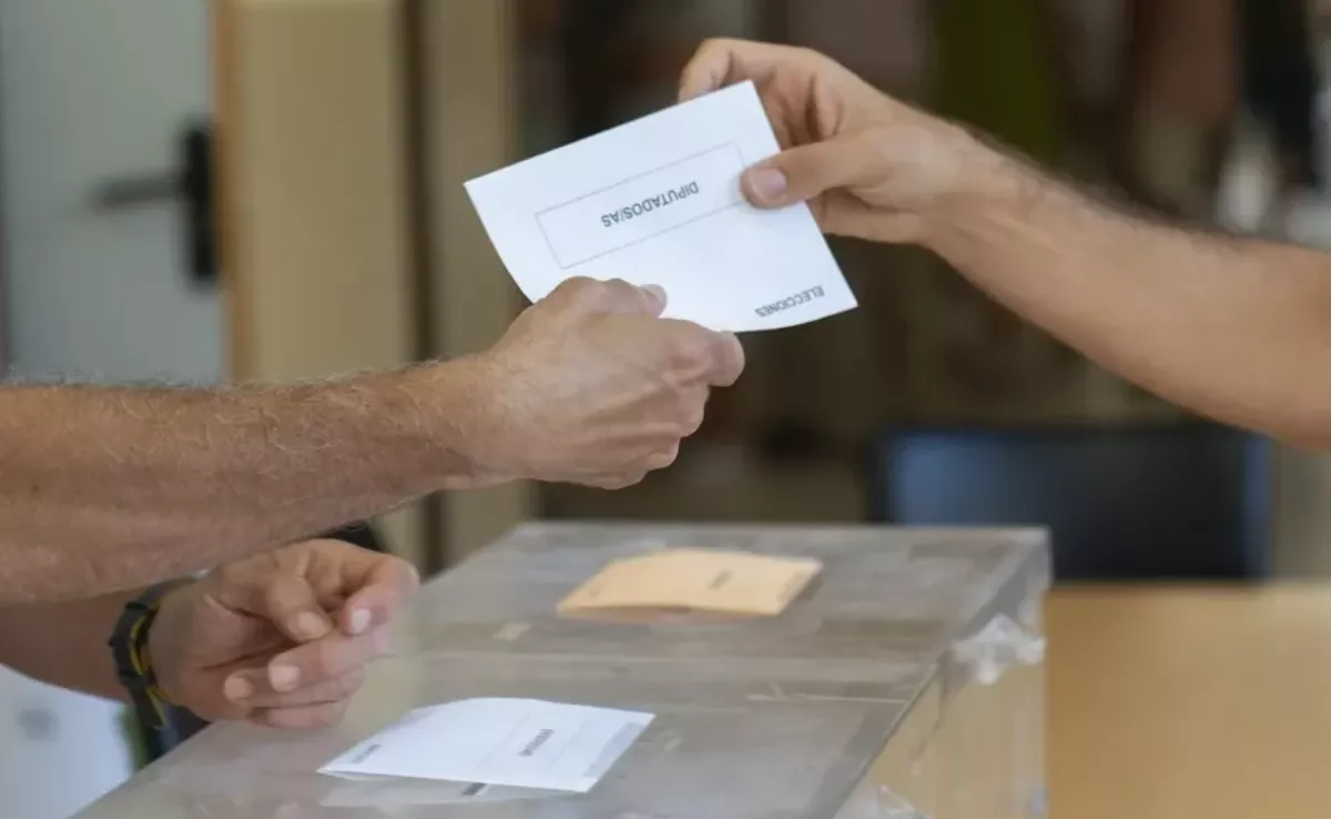 Imagen de una persona votando en las últimas elecciones / EFE