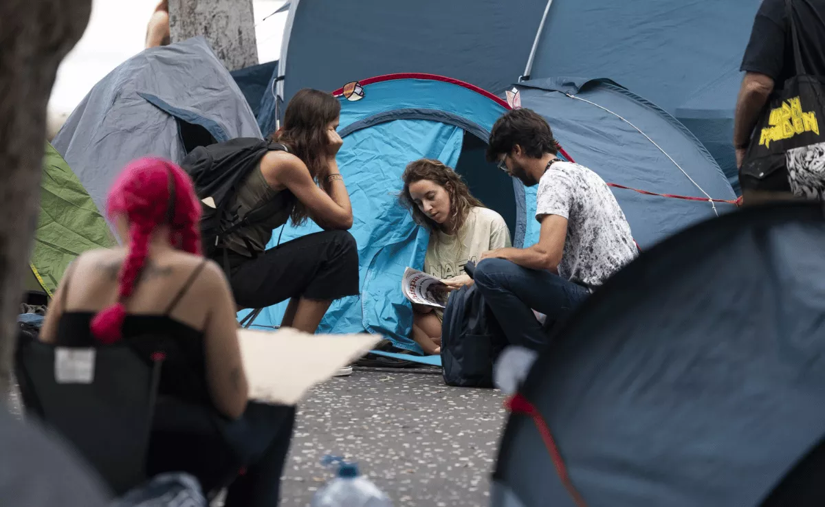 Participantes en la acampada por la vivienda que ha comenzado en Santa Cruz de Tenerife / EFE - MIGUEL BARRETO