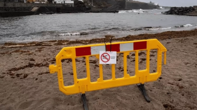 La playa de Bajamar cerrada al público durante una inspección sanitaria / EFE