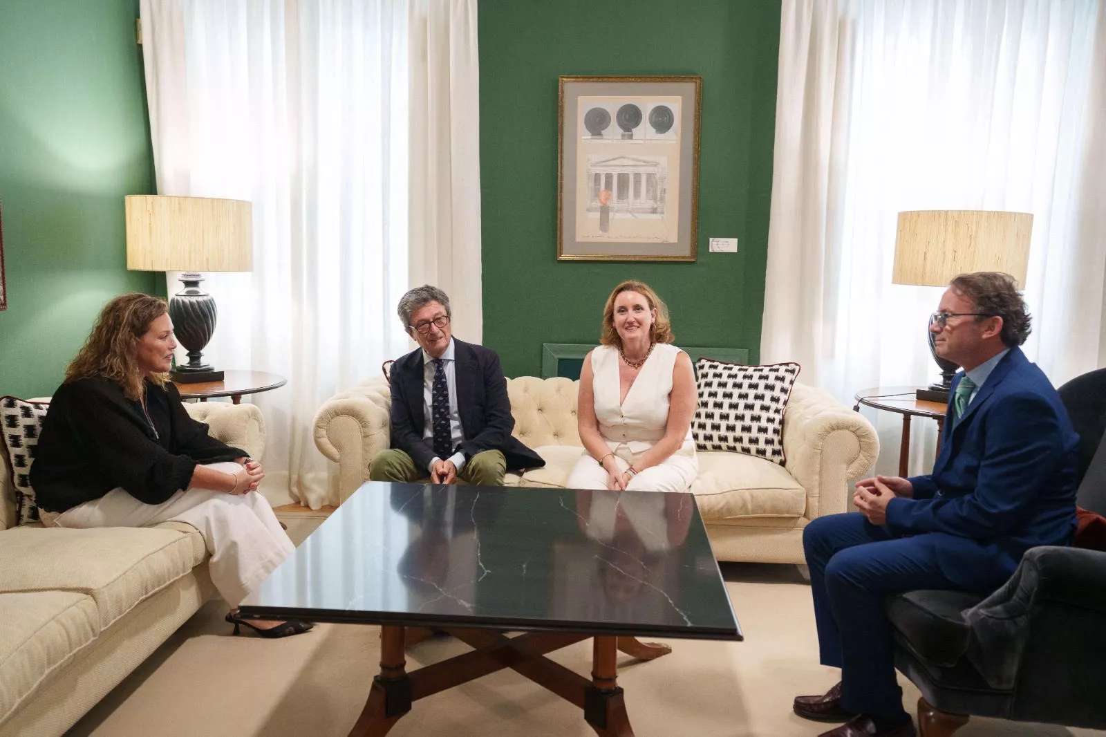 Astrid Pérez recibe en el Parlamento a una delegación del Real Club Náutico de Tenerife con motivo de su 125.º aniversario. AH