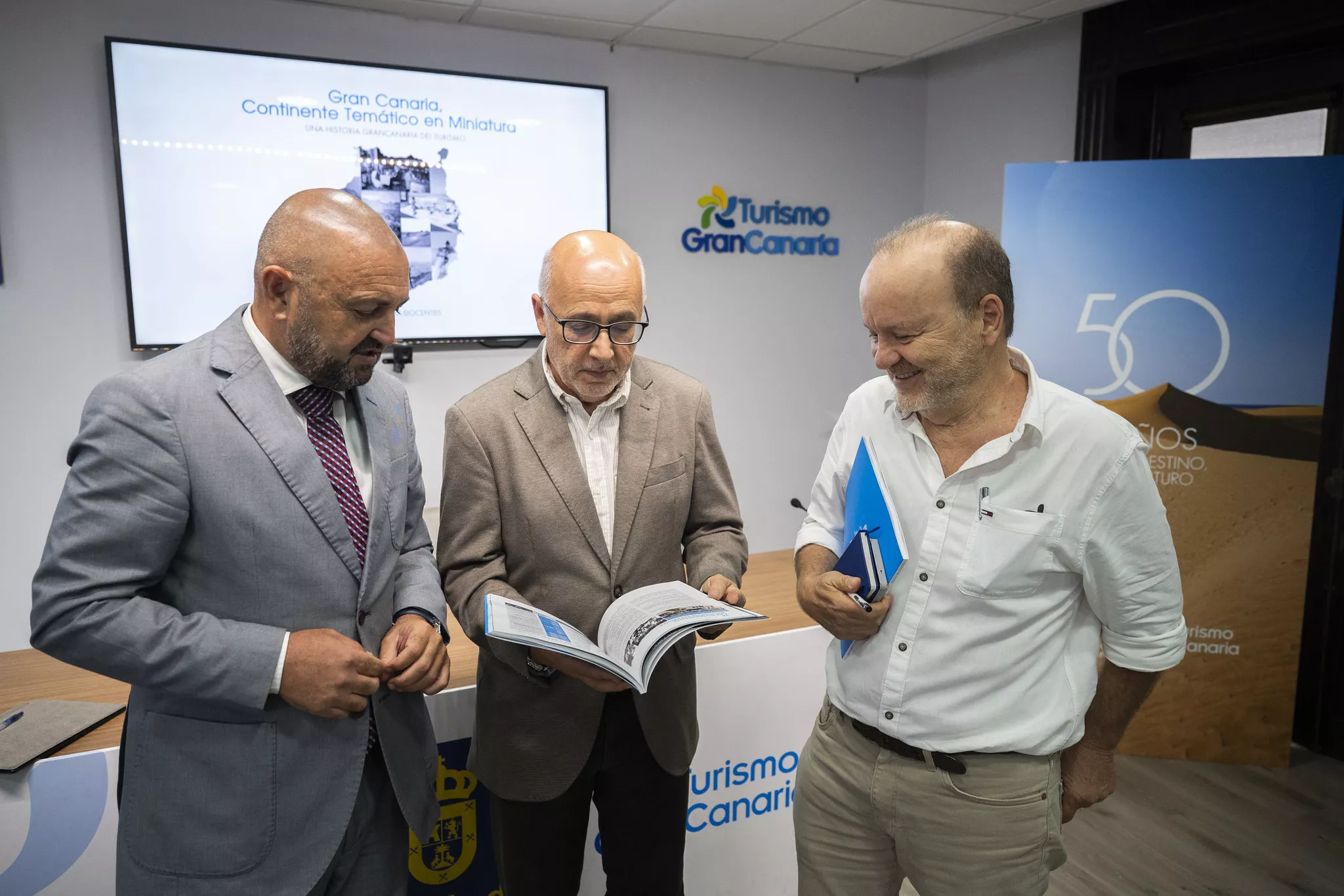 El consejero Carlos Álamo, el presidente del Cabildo, Antonio Morales, y el periodista Míchel Jorge Millares- AH