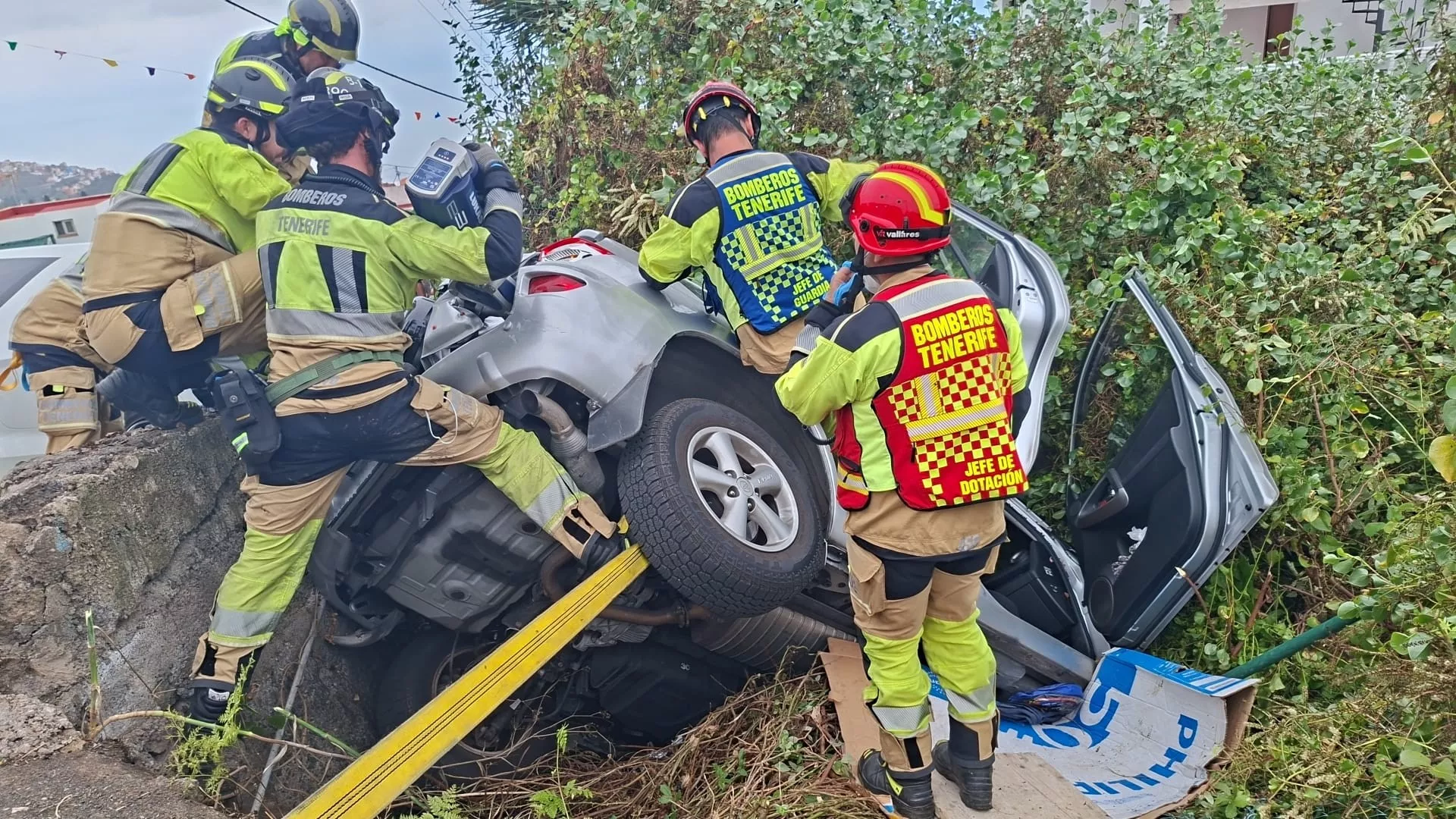 Bomberos rescatan a un hombre atrapado tras un accidente en Icod. POLICÍA LOCAL ICOD