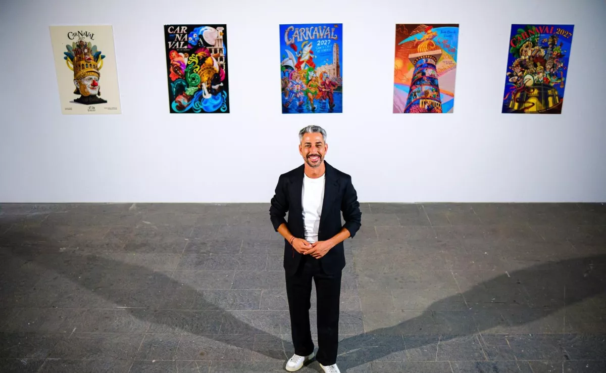 El concejal de Fiestas, Javier Caraballero, junto a los carteles finalistas / AYUNTAMIENTO DE SANTA CRUZ DE TENERIFE