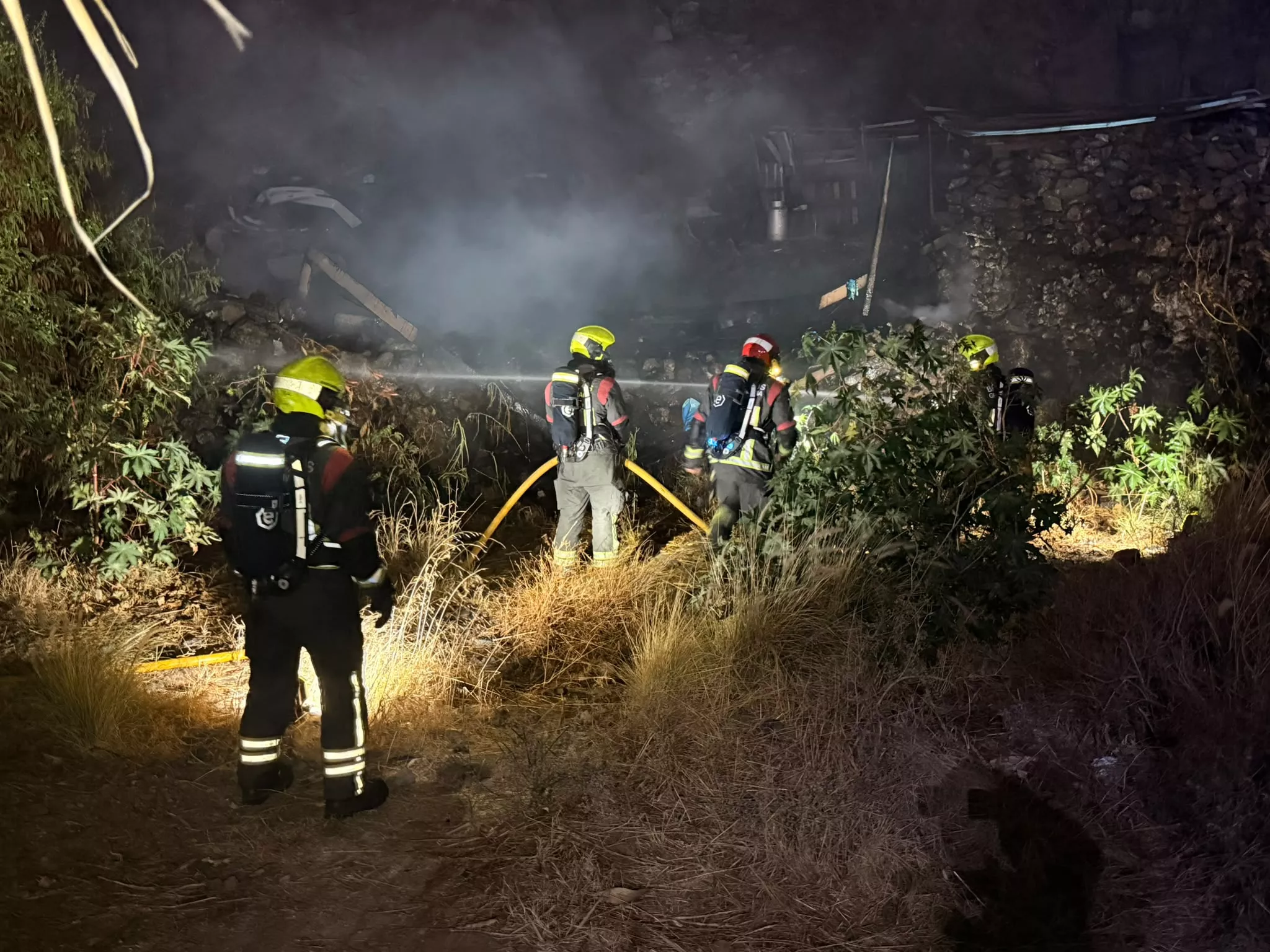 Bomberos de Gran Canaria durante las labores de extinción del incendio en el Barranco de los Aromeros, en Carrizal de Ingenio. / CEDIDA