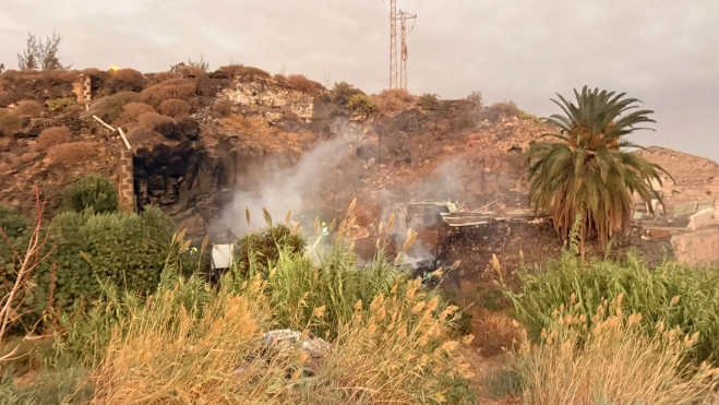 El incendio declarado en unas cuarterías del Barranco de los Aromeros, en Carrizal de Ingenio. / CEDIDA
