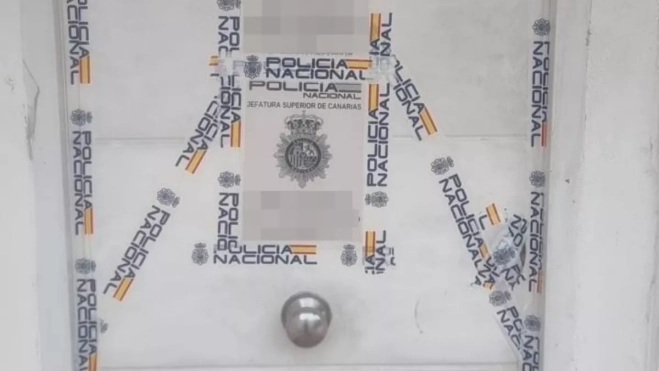 Uno de los momentos del operativo desarrollado por la Policía Nacional en Playa de las Américas. / POLICÍA NACIONAL Uno de los momentos del operativo desarrollado por la Policía Nacional en Playa de las Américas. / POLICÍA NACIONAL