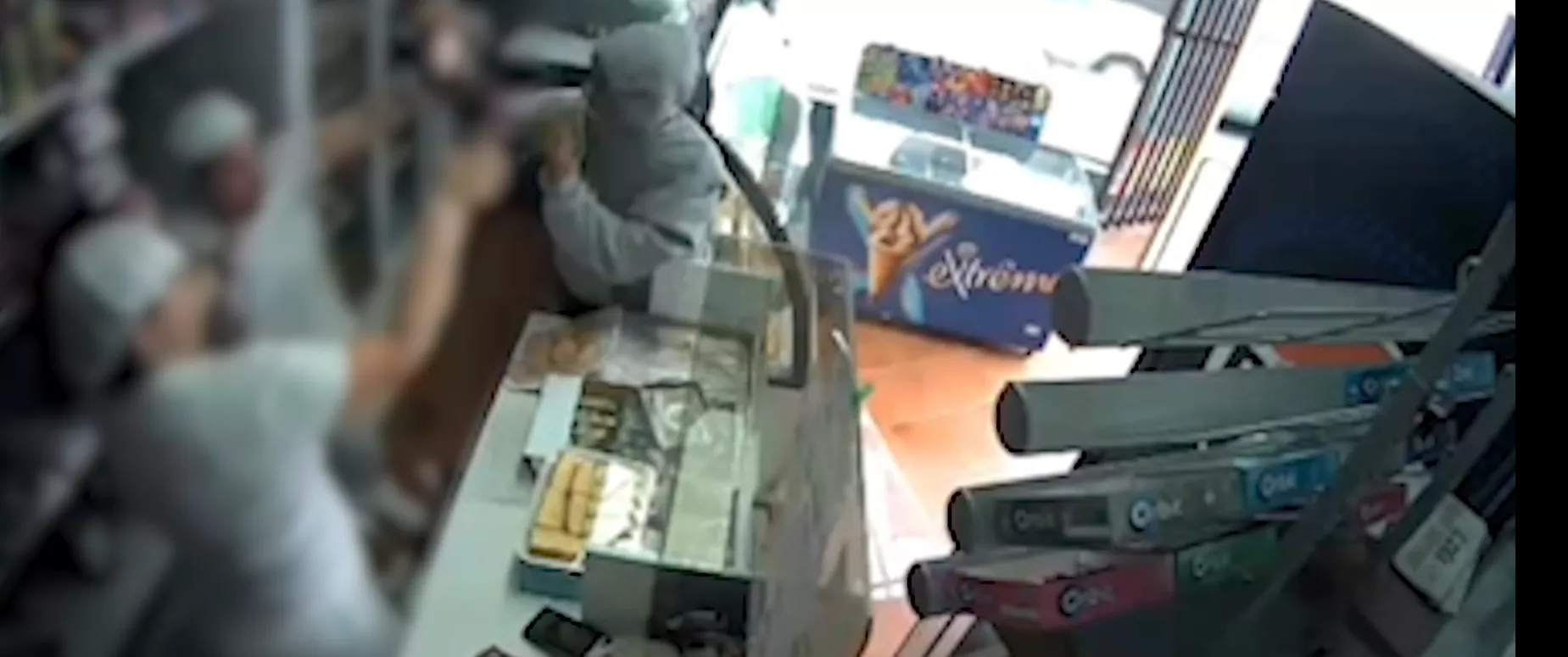 Instantes de un atraco en un comercio de Güímar. / GUARDIA CIVIL 