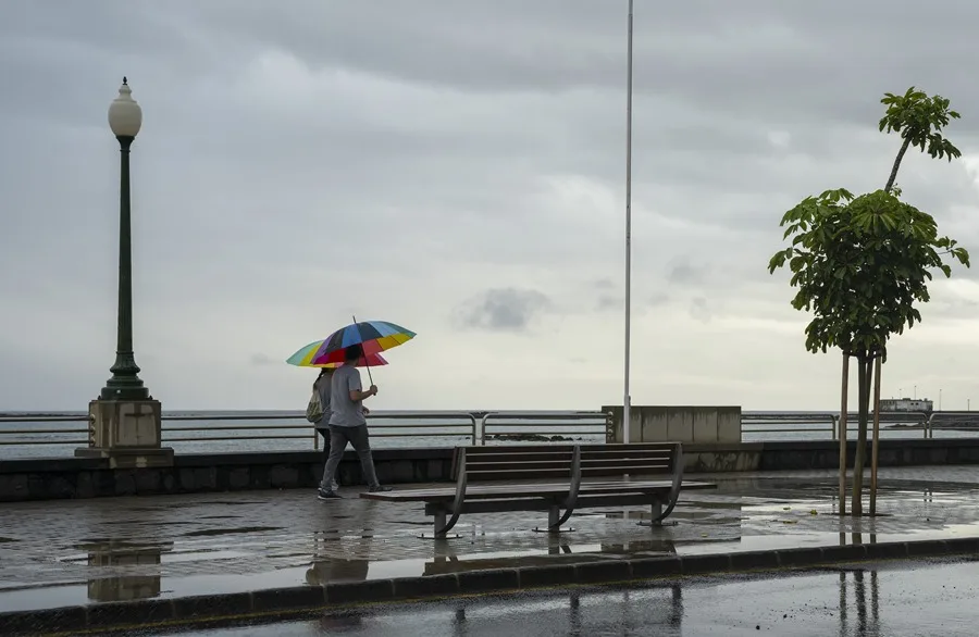 Dos personas pasean bajo la lluvia por Arrecife, en Lanzarote. / EFE - ADRIEL PERDOMO 