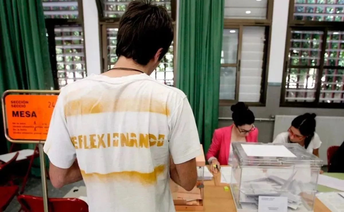 Un joven ejerce su derecho al voto./ Imagen de archivo EFE