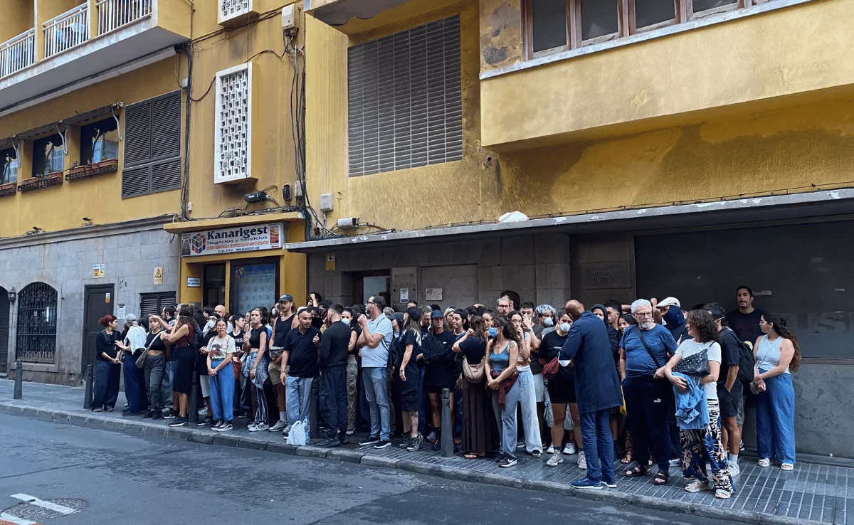 Personas por fuera del edificio tratando de frenar el desahucio / ATLÁNTICO HOY - ARIADNA MARTÍNEZ