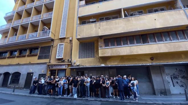 Personas por fuera del edificio tratando de frenar el desahucio / ATLÁNTICO HOY - ARIADNA MARTÍNEZ Personas por fuera del edificio tratando de frenar el desahucio / ATLÁNTICO HOY - ARIADNA MARTÍNEZ
