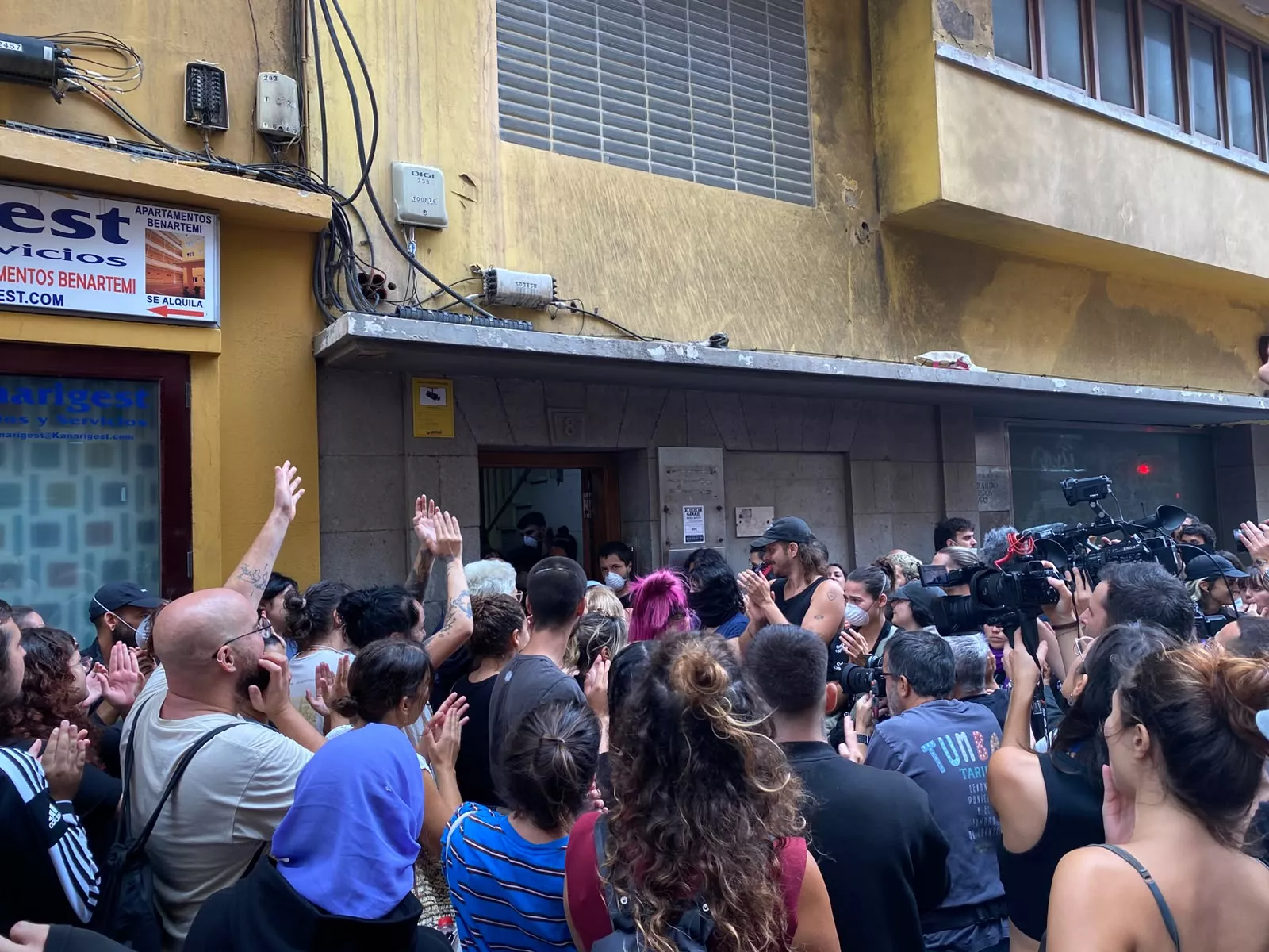 Alegría tras la cancelación del desahucio de ocho hogares en Las Palmas de Gran Canaria. / ARIADNA MARTÍNEZ - ATLÁNTICO HOY