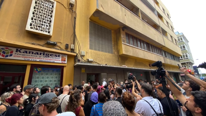Momentos de la cancelación del desahucio de ocho hogares en Las Palmas de Gran Canaria. / ARIADNA MARTÍNEZ - ATLÁNTICO HOY Momentos de la cancelación del desahucio de ocho hogares en Las Palmas de Gran Canaria. / ARIADNA MARTÍNEZ - ATLÁNTICO HOY