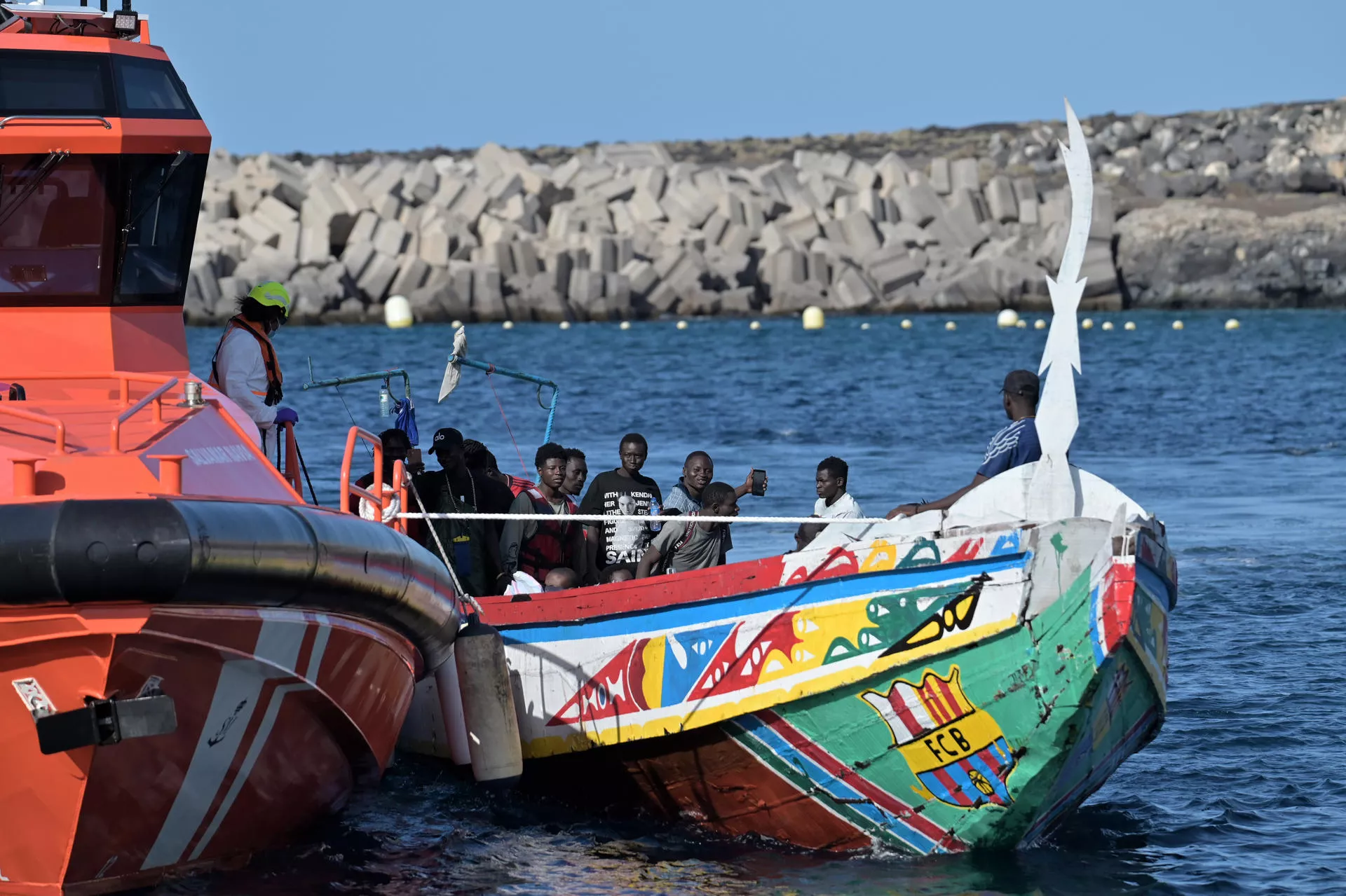  Una embarcación de Salvamento Marítimo ha acompañado hasta el puerto de La Restinga a un cayuco con 41 personas a bordo. / EFE - GELMERT FINOL