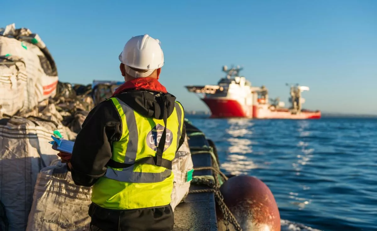 Un trabajador de GAC en un barco atendido por la compañía. / CEDIDA