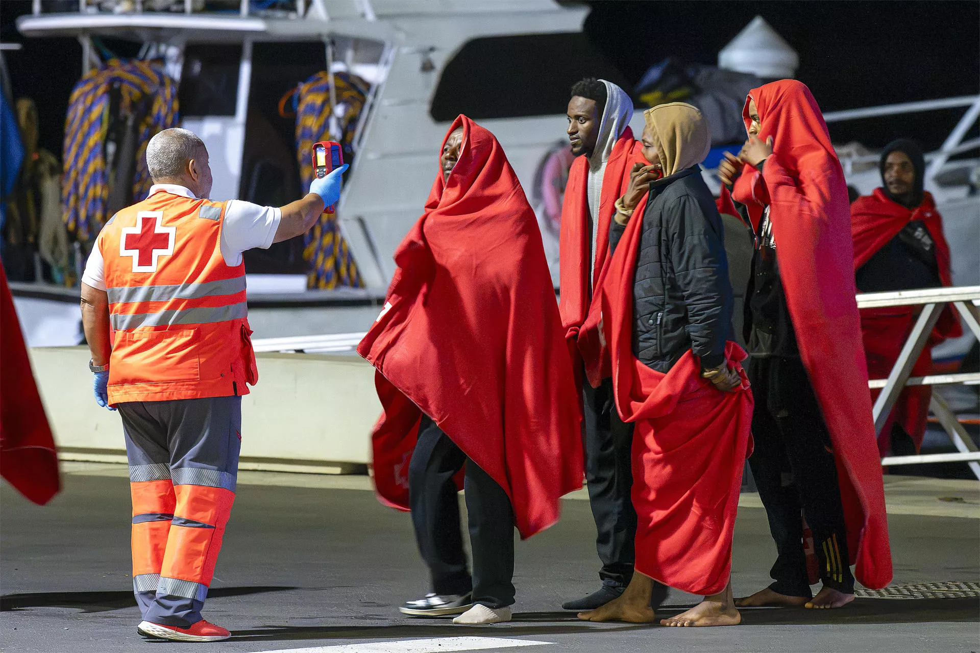 Salvamento Marítimo ha rescatado en la madrugada de este jueves a más de un centenar de inmigrantes de origen magrebí y subsahariano en Lanzarote. / EFE - ADRIEL PERDOMO