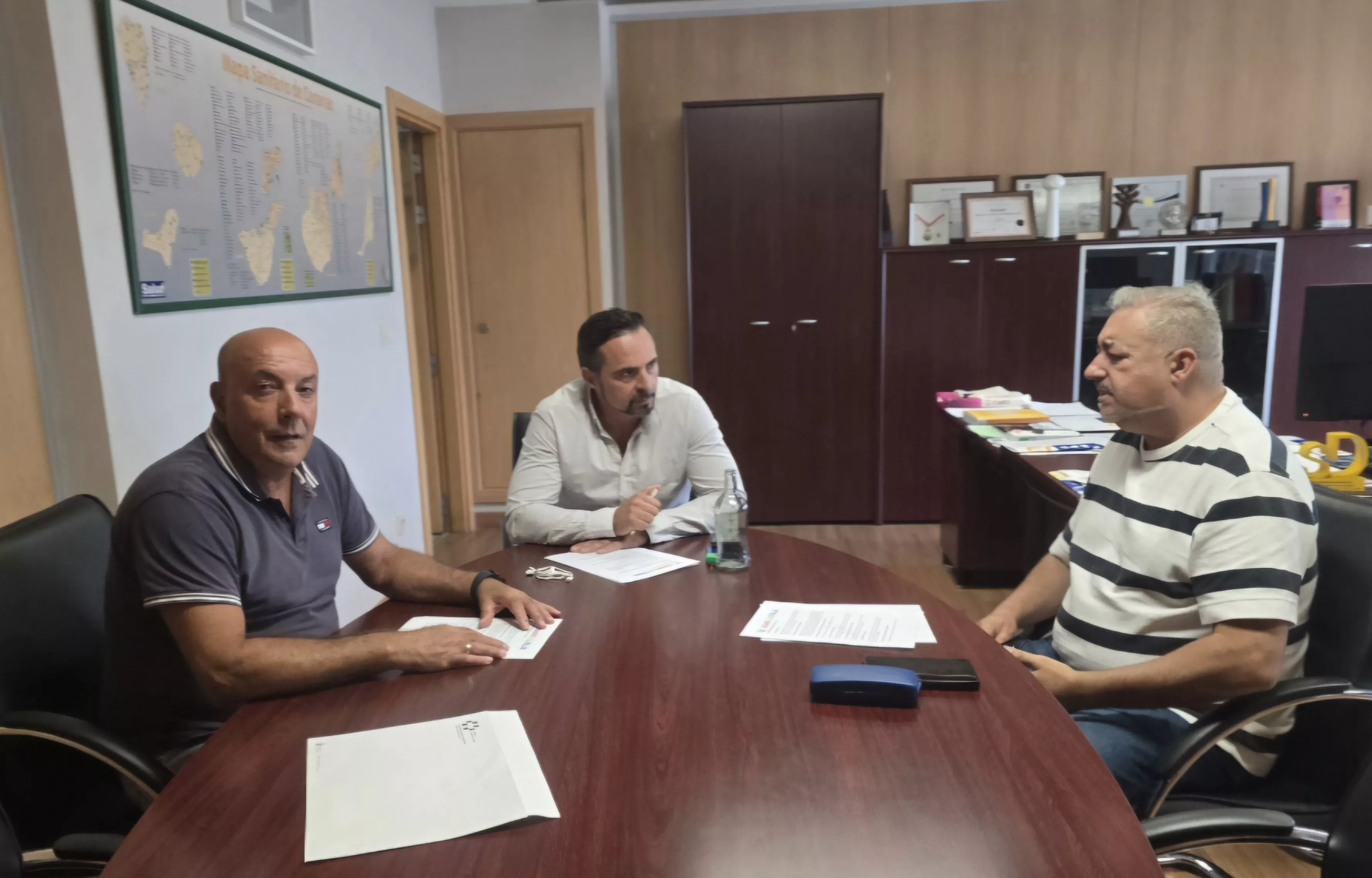 Reunión de Asamblea7Islas con el director del SCS, Adasat Goya. / ASAMBLEA7ISLAS