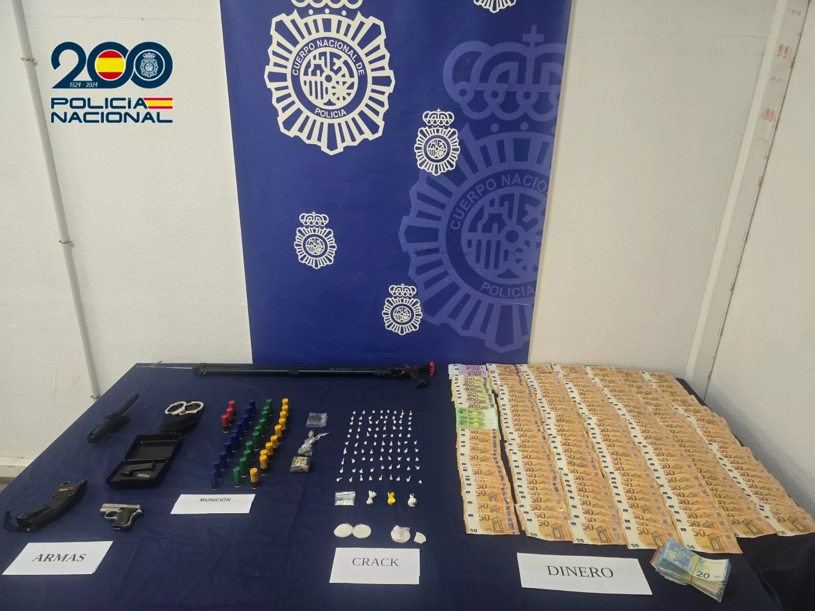 Drogas, armas y dinero en efectivo intervenidos durante la operación policial en Puerto de la Cruz. / POLICÍA NACIONAL