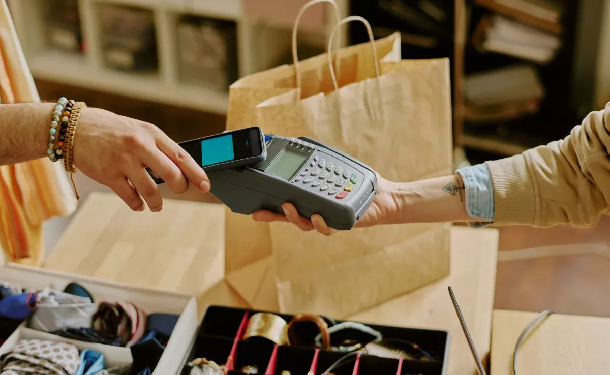 Imagen de una persona comprando / CANVA