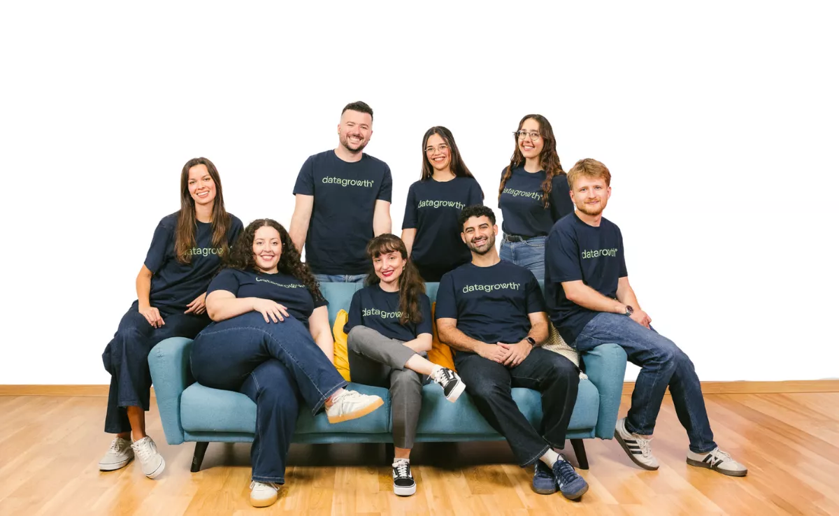 Elena Alcover (de pie, en el centro) junto a su equipo de DataGrowth / CEDIDA
