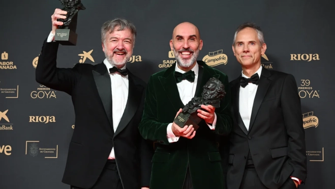 Los productores de la cinta canaria ‘Mariposas negras’ posan con el premio a la Mejor Película de Animación, durante la 39 edición de los Premios Goya de la Academia de Cine./ Miguel Ángel Molina (EFE)