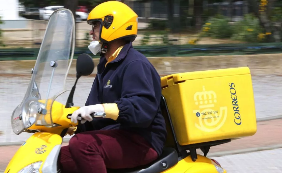 Imagen de un trabajador de Correos durante su jornada |CCOOCAT