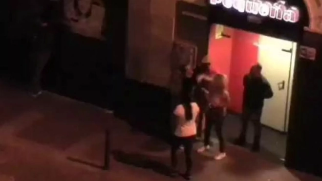 Fotograma de un vídeo en que se recoge una pelea en la puerta de La Pequeña Habana. / AH