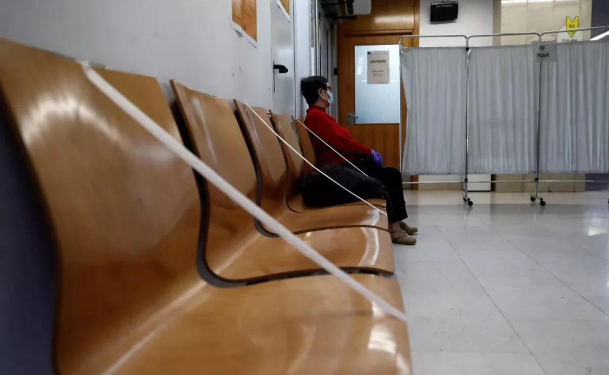 Imagen de una paciente en una sala de espera / EFE