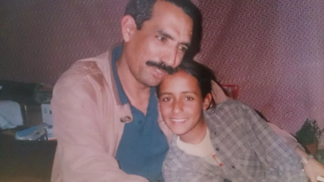 Imagen de Nadhira Mohamed (derecha) junto a su padre Luchaa Mohamed-Lamin (izquierda) en los campamentos de Tinduf./ CEDIDA Imagen de Nadhira Mohamed (derecha) junto a su padre Luchaa Mohamed-Lamin (izquierda) en los campamentos de Tinduf./ CEDIDA