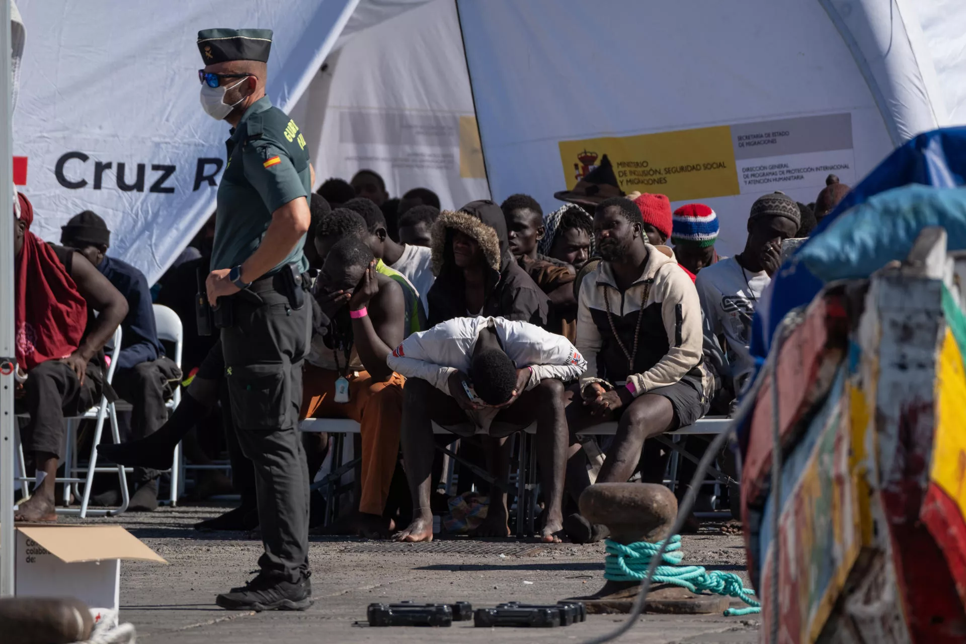  Salvamento Marítimo ha escoltado este viernes hasta el muelle de Los Cristianos, al sur de Tenerife, un cayuco con 120 personas de origen subsahariano, entre ellas 23 menores. En la imagen, llegada de los inmigrantes. / EFE - ALBERTO VALDÉS