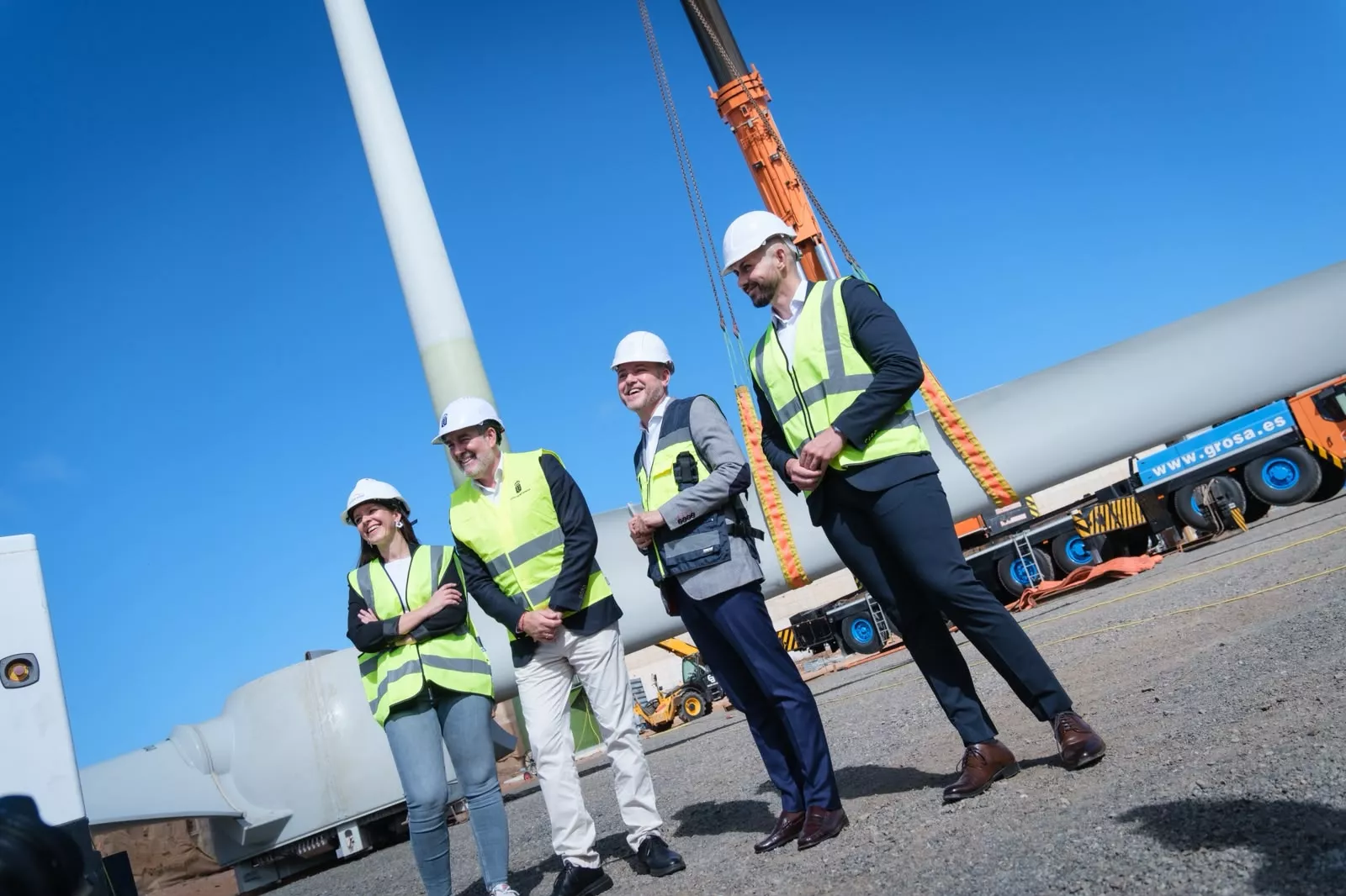 Fernando Clavijo y Teodoro Sosa este viernes en las obras del tercer aerogenerador del Parque Eólico Botija-Gáldar. AH