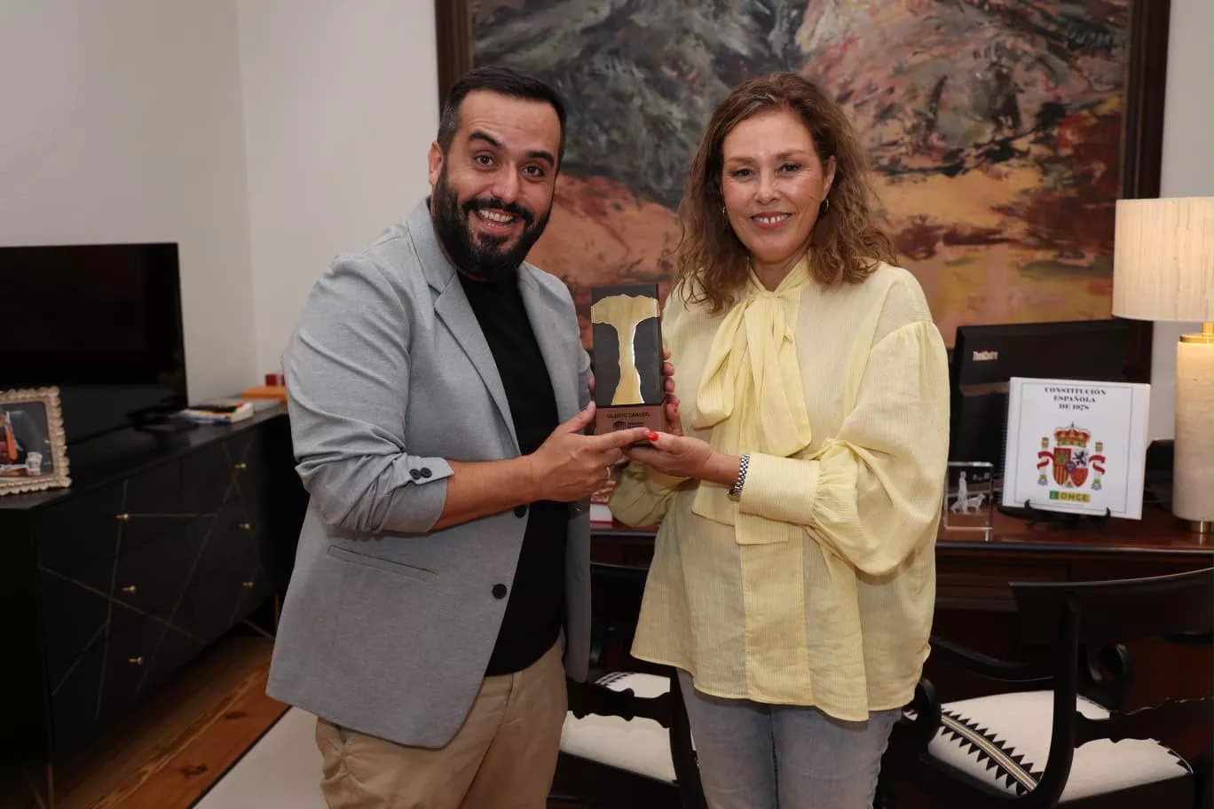 La presidenta del Parlamento de Canarias, Astrid Pérez, y el humorista Kike Pérez-AH