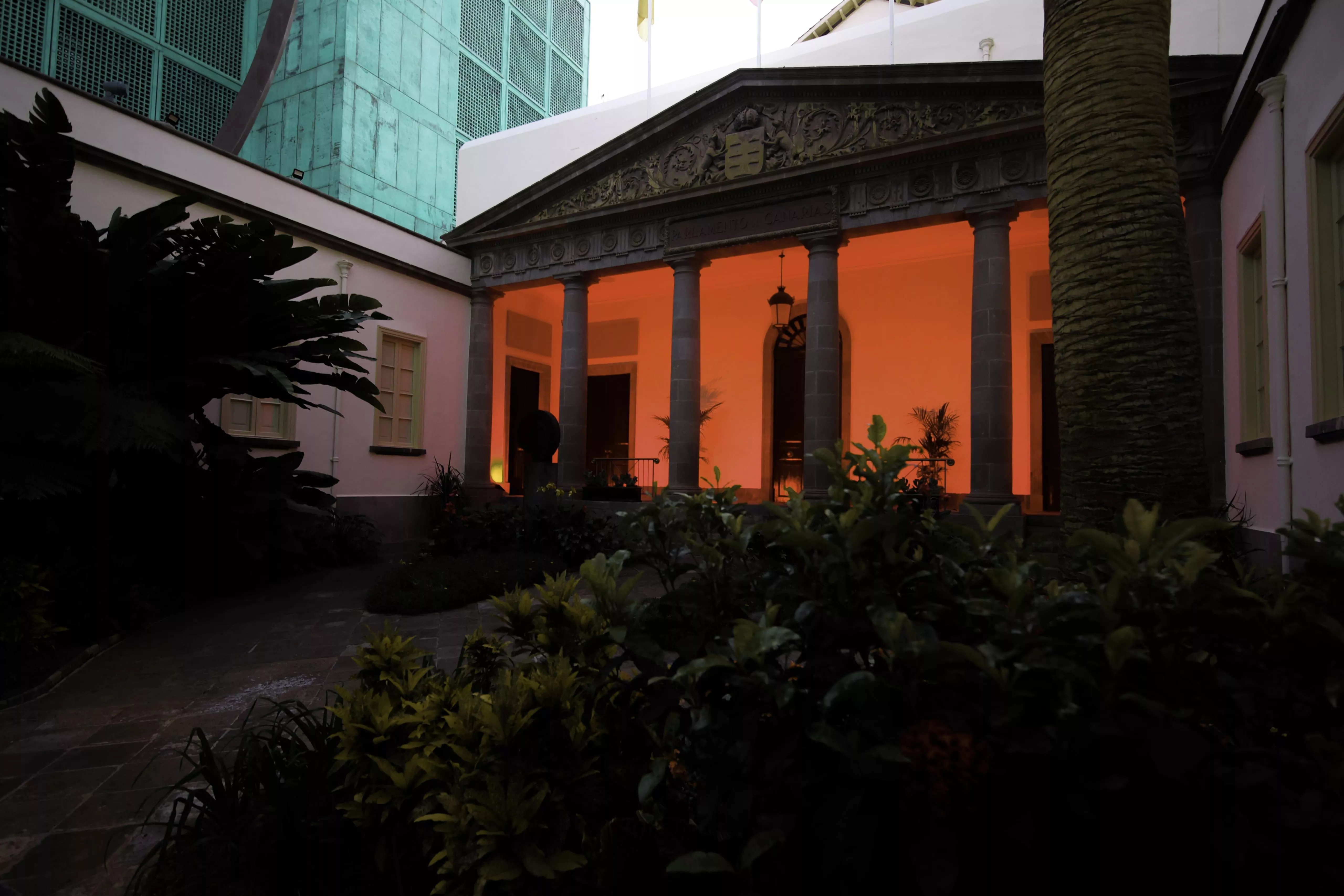 El Parlamento de Canarias ilumina su fachada de naranja por el Día Mundial de la Salud Mental. AH
