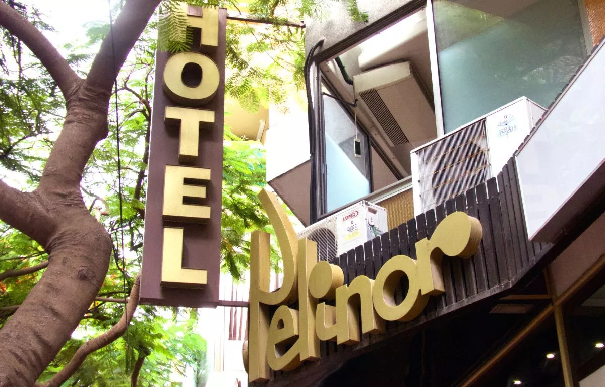 Rescatan el histórico rótulo dorado del antiguo Hotel Pelinor en Santa Cruz de Tenerife. INSULA SIGNA