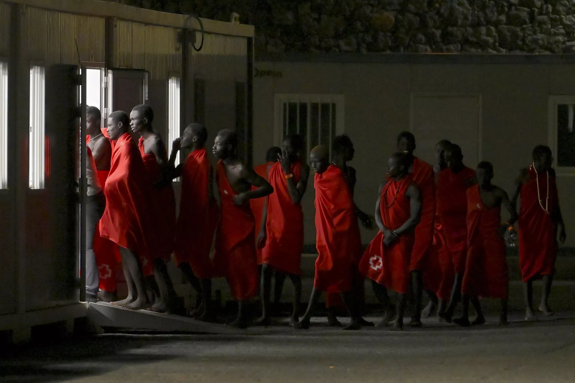 Llegada de algunos de los 356 migrantes que han arribado en dos embarcaciones al puerto de La Restinga, donde fueron atendidos por los equipos de emergencia. EFE/Gelmert Finol
