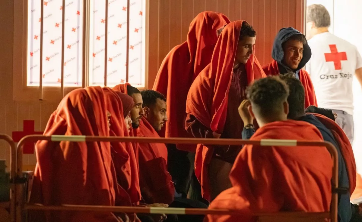 Migrantes rescatados de una patera en alta mar por Salvamar Izar son trasladados al muelle de Gran Tarajal en Fuerteventura. EFE/Carlos de Saá