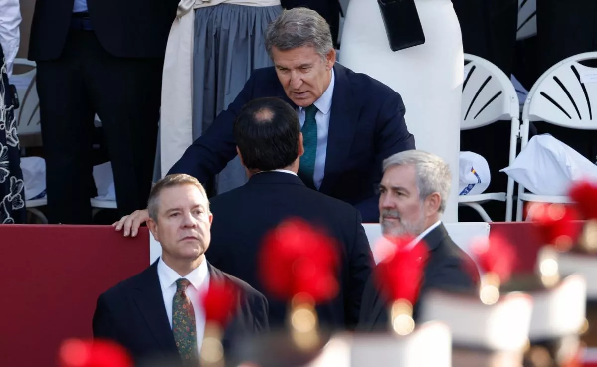 Fernando Clavijo (d); el presidente de Castilla la Mancha, Emiliano García-Page (i), y el líder del Partido Popular, Alberto Nuñez-Feijóo (c, arriba), durante el tradicional desfile militar en Madrid, con motivo del Día de la Fiesta Nacional./EFE/ Ballesteros