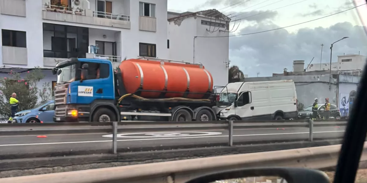 Imagen del accidente entre un furgón y un camión en la GC 2  LUNA MOYA   AH