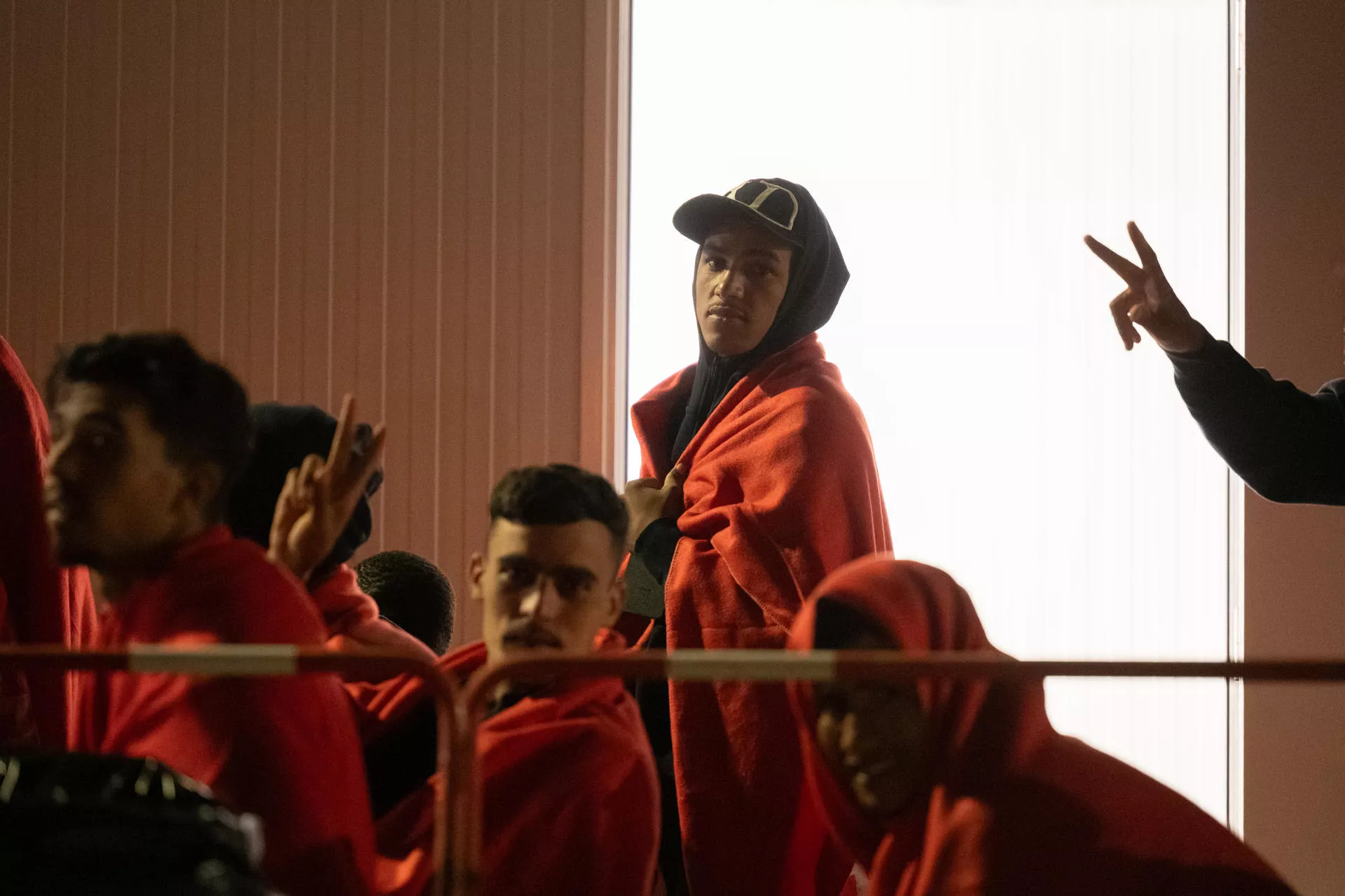  Migrantes rescatados de una patera en alta mar por Salvamar Izar en Fuerteventura. / EFE - CARLOS DE SAÁ