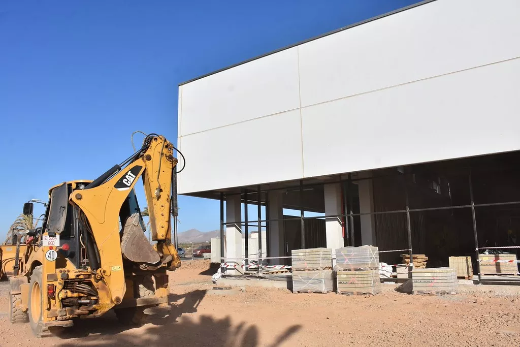 Hiperdino de Costa Teguise en obras. / HIPERDINO